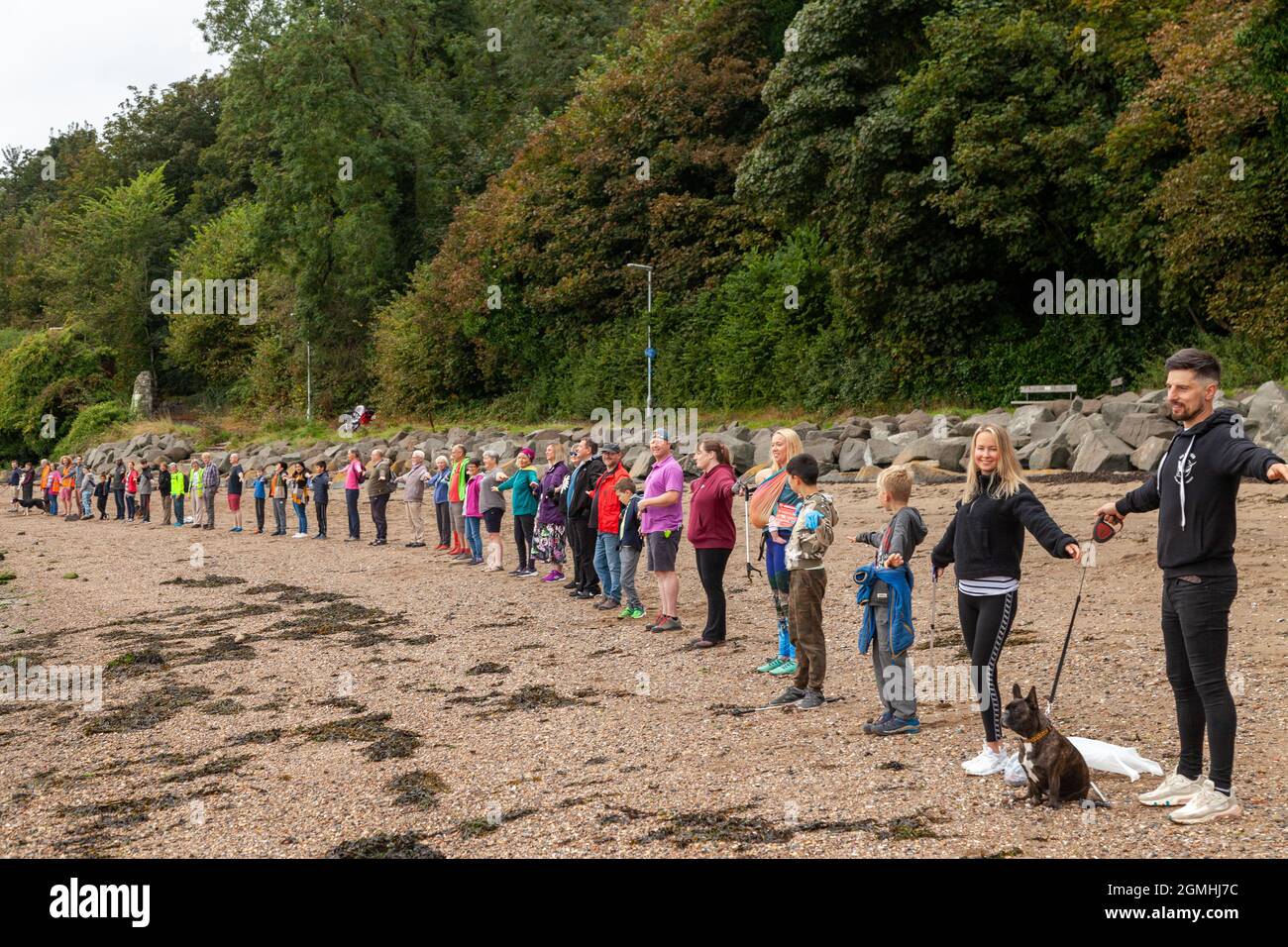 Dalgety Bay, Fife, Scozia, Regno Unito. 19 settembre 2021. I residenti di Dalgety Bay e della zona circostante partecipano a una linea nella sabbia 2021. Fa parte di una dimostrazione a livello di Fife che chiede un'azione per affrontare le questioni climatiche in vista della conferenza COP26 sul cambiamento climatico a Glasgow. © Richard Newton / Alamy Live News Foto Stock