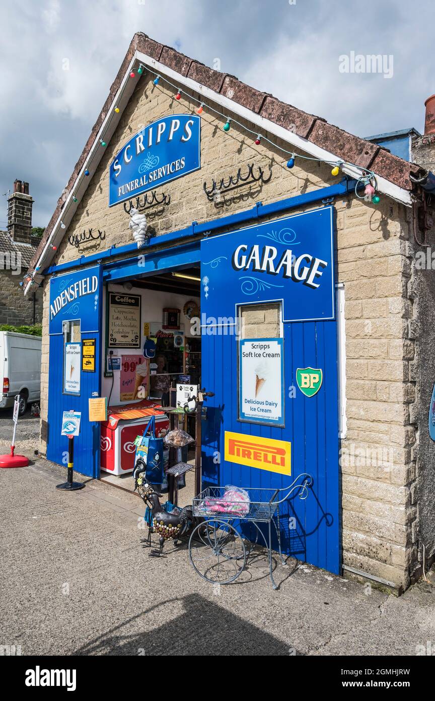 Scene nostalgiche a Goathland presso MR Scripps Garage parte del set cinematografico per il programma televisivo Heartbeat ambientato negli anni '60 Foto Stock