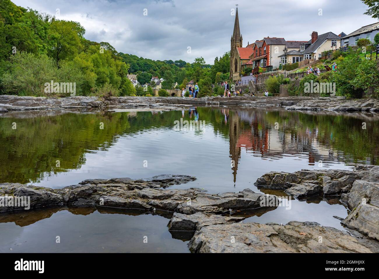 Il fiume Dee a Llangollen dominato dalla Chiesa Metodista di Llangollen, Foto Stock