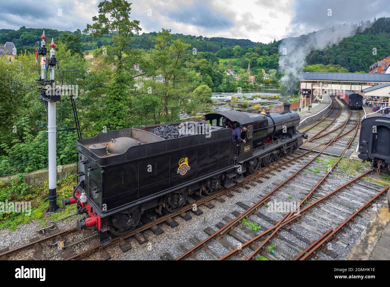 Ex locomotiva a vapore GWR 3802 alla stazione di Llangollen presso il fiume Dee sulla ferrovia di Langollen. Foto Stock