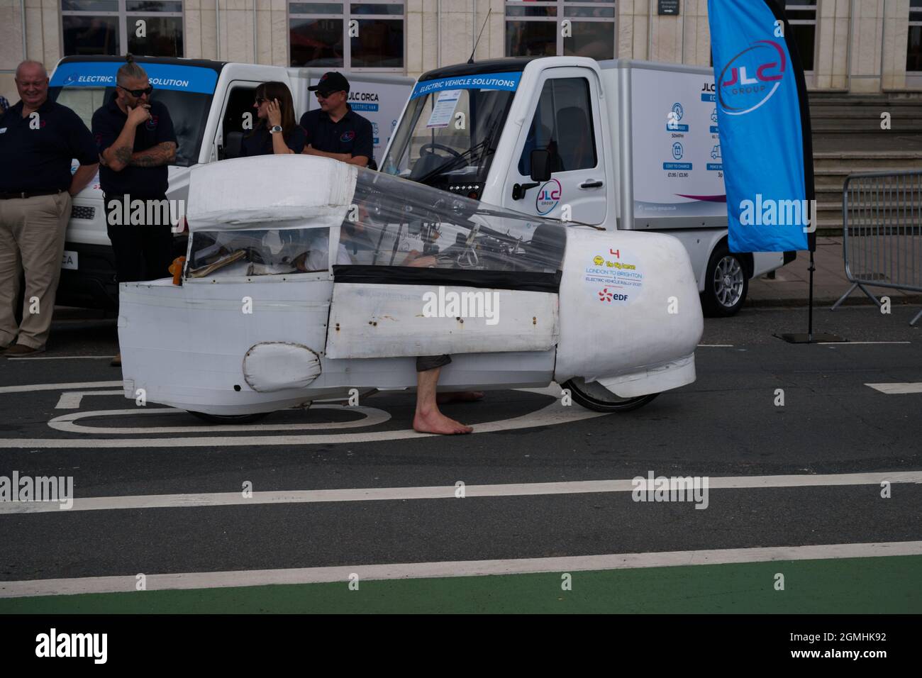 Lynch Electric Motor pilotato da Cedric Lynch all'evento Big Lemon Electric car sulla Madeira Drive dopo aver guidato da Londra a Brighton. Foto Stock