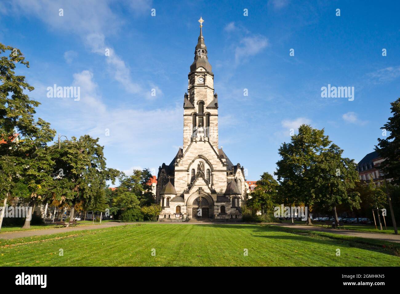 Vista della Michaeliskirche in Leipzig/Germania suurounded da un piccolo parco. Il 70m alto edificio mostra elementi architettonici di stili diversi. Foto Stock