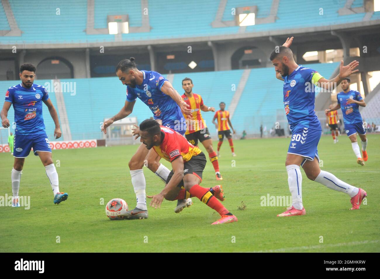 Non esclusiva: TUNISI, TUNISIA - 18 SETTEMBRE 2021: Hamdou Elhouni (10) di Esperance Sportif Tunisi in azione durante la partita finale del piede tunisino Foto Stock