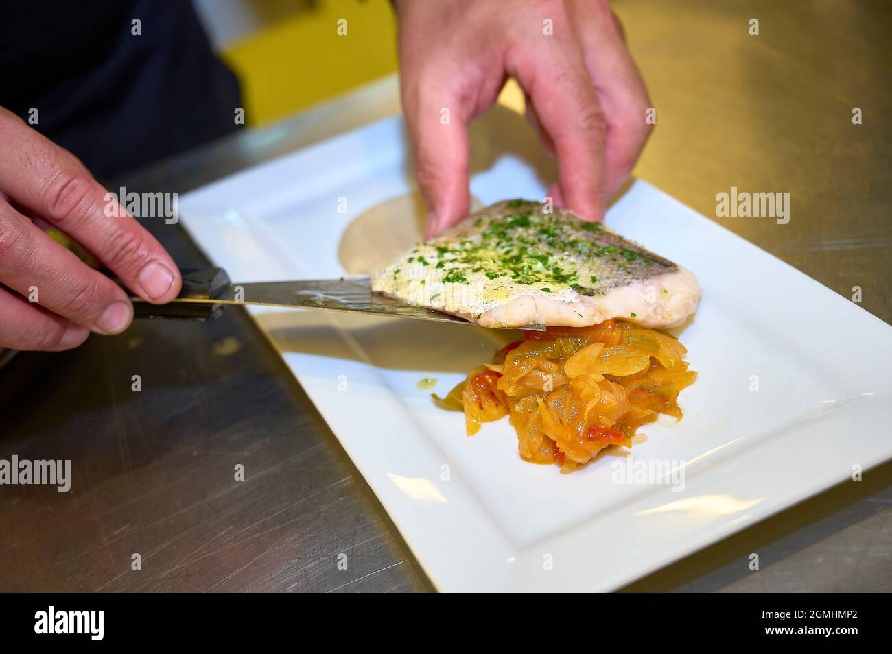 Naschiare il filetto su un piatto bianco con peperoni rossi Foto Stock