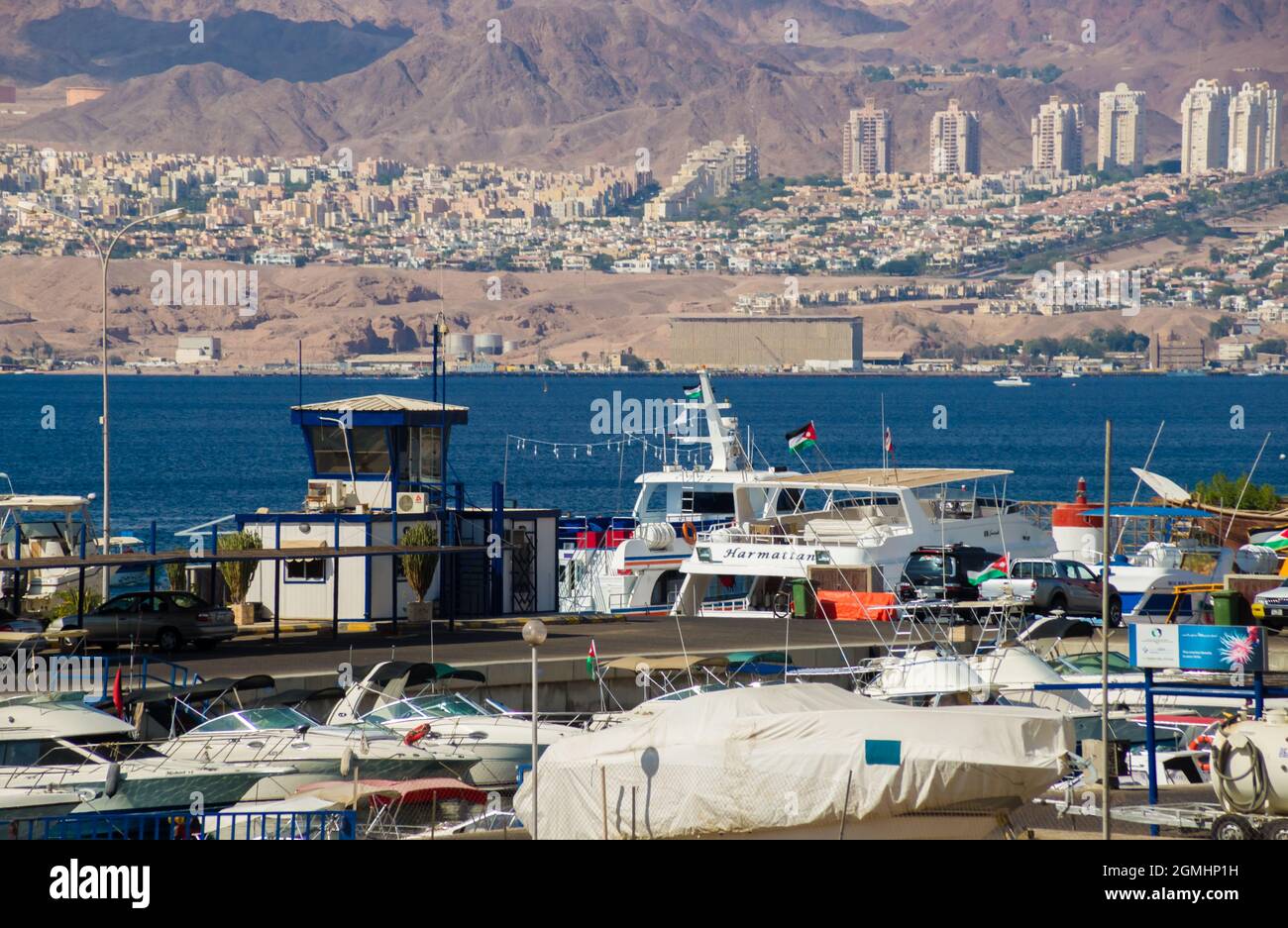 AQABA, GIORDANIA - 6 NOVEMBRE: Una vista attraverso il golfo di Aqaba alla trafficata città di confine israeliana Eilat al Mar Rosso, una popolare destinazione turistica. Novembre Foto Stock