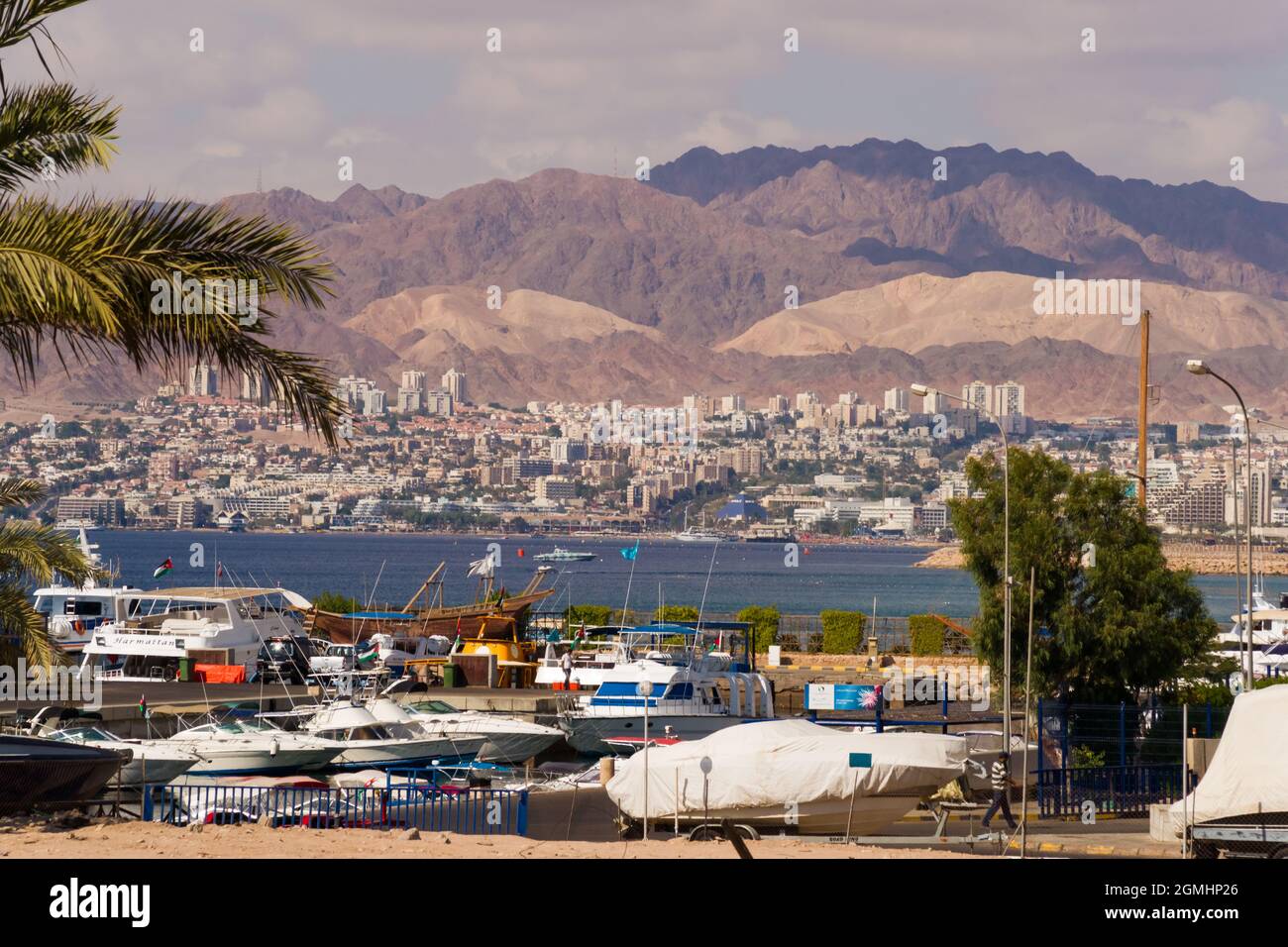 AQABA, GIORDANIA - 6 NOVEMBRE: Una vista attraverso il golfo di Aqaba alla trafficata città di confine israeliana Eilat al Mar Rosso, una popolare destinazione turistica. Novembre Foto Stock