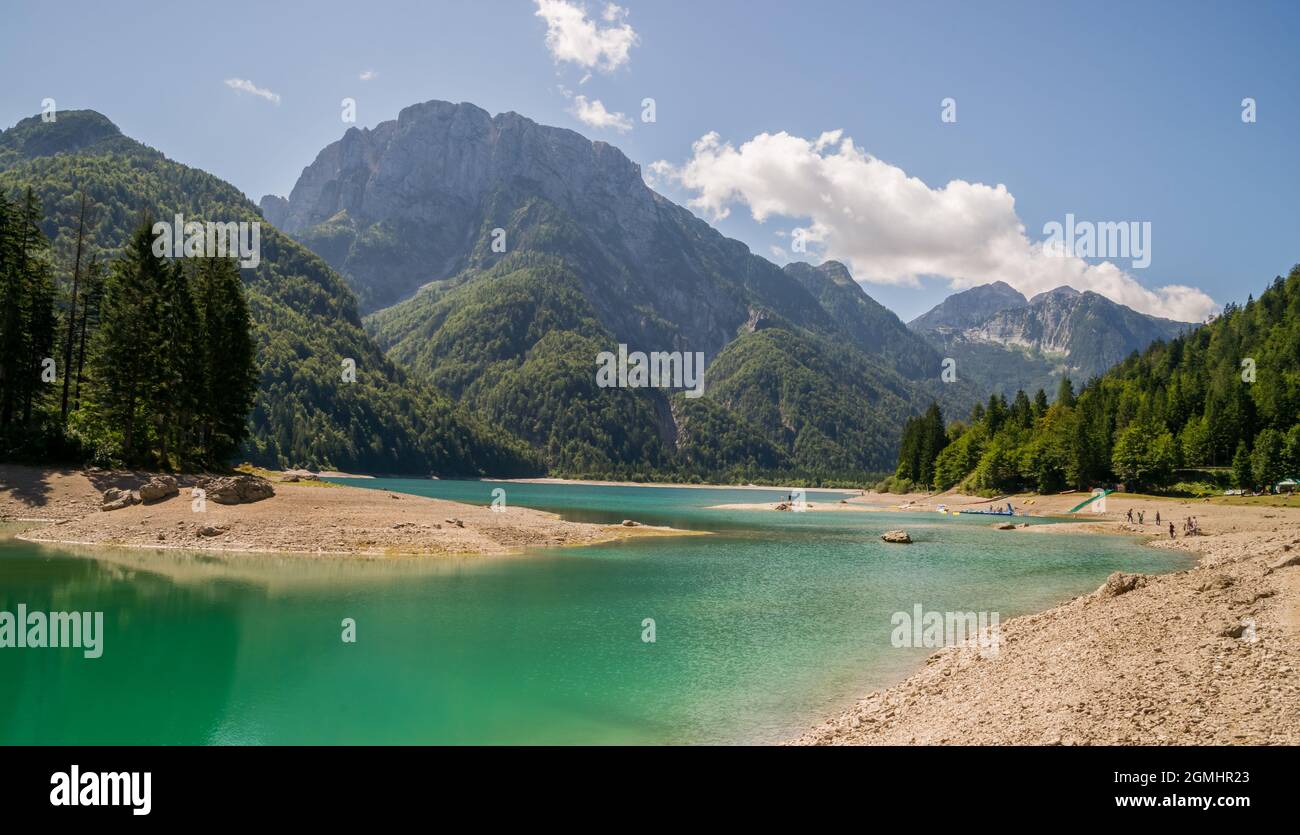 Una vista sul bellissimo Lago del Predil nel Nord Italia Foto Stock