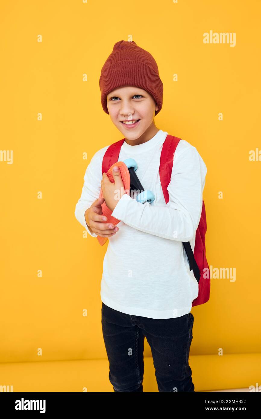Bambino allegro in un maglione bianco skateboard intrattenimento stile di  vita infantile concetto Foto stock - Alamy