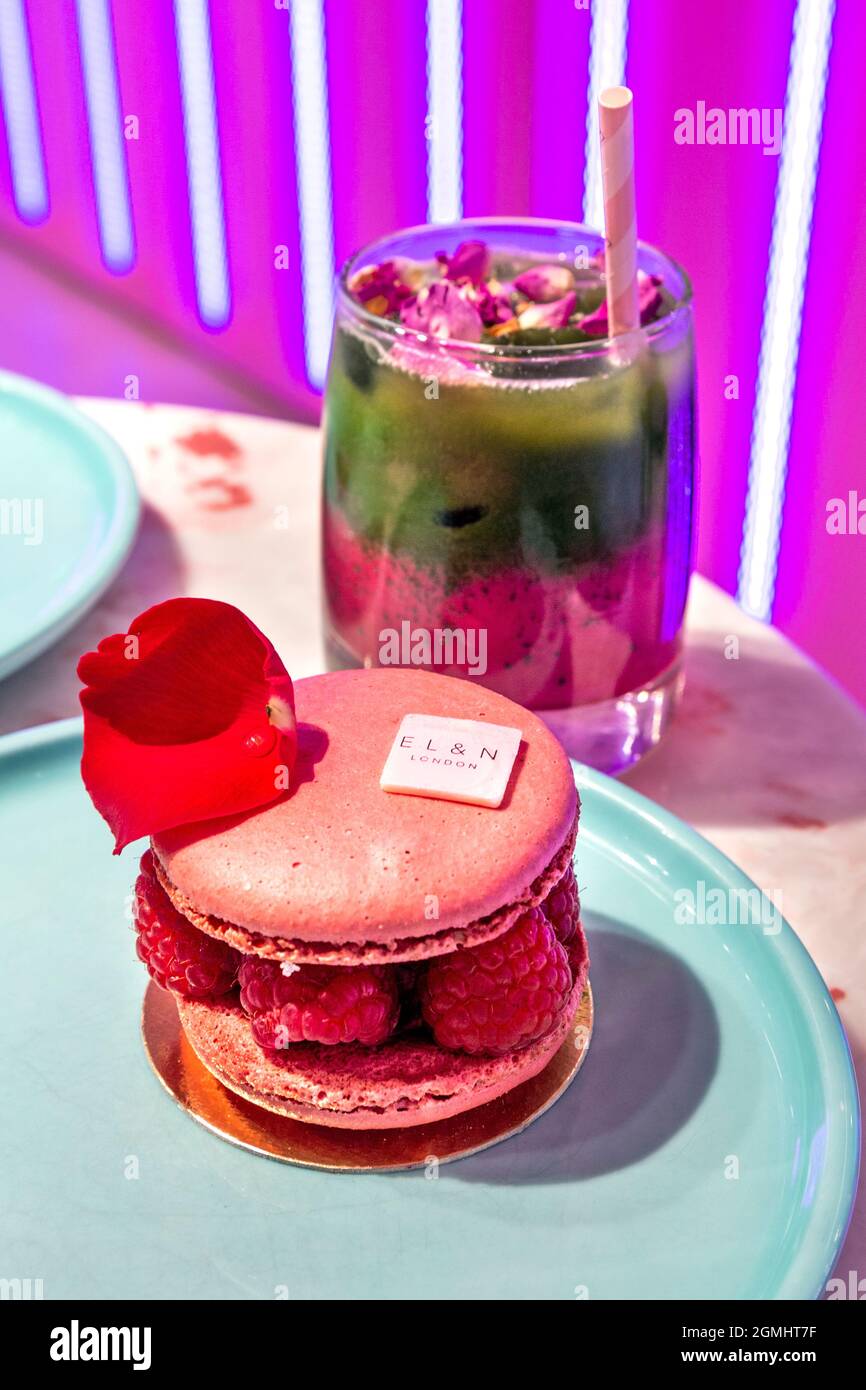 Matcha Rose Iced latte e Rose Macaron all'EL&N Soho Cafe, Londra, Regno Unito Foto Stock