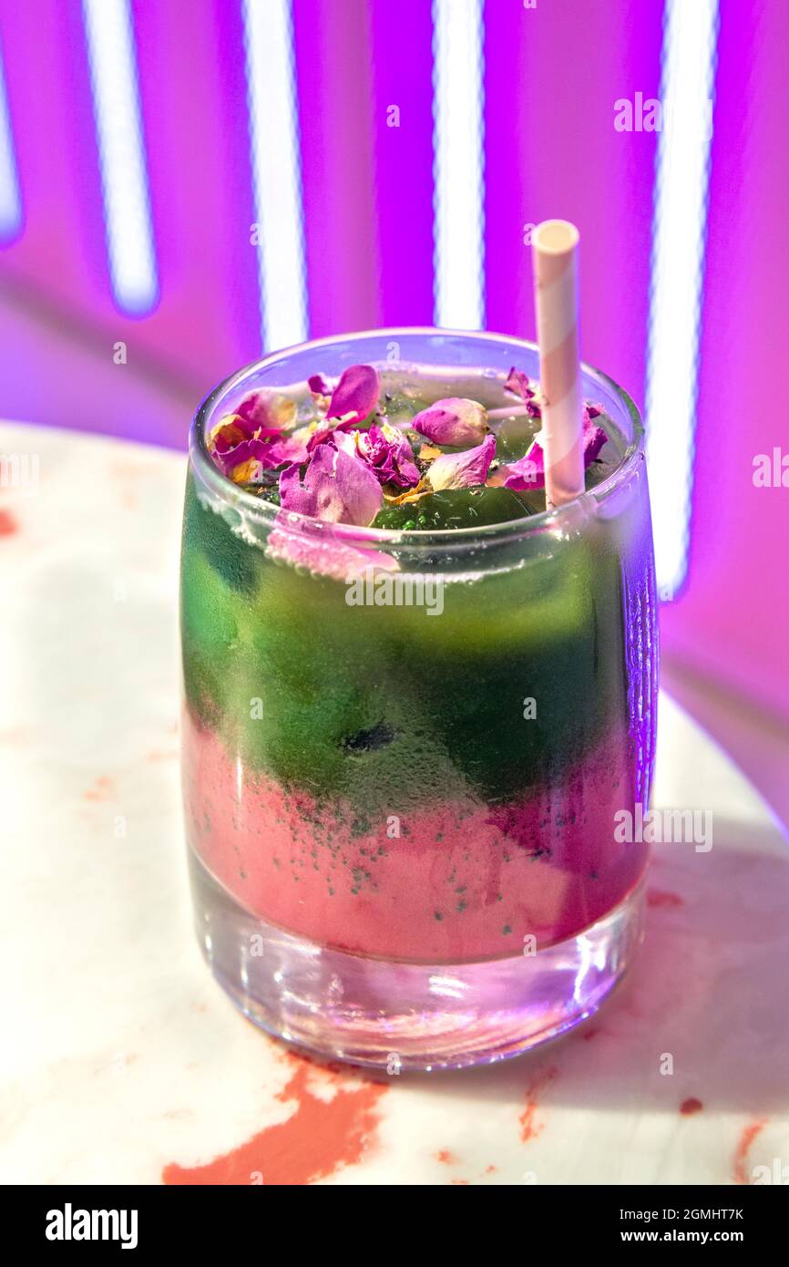 Matcha Rose Iced latte all'EL&N Soho Cafe, Londra, Regno Unito Foto Stock