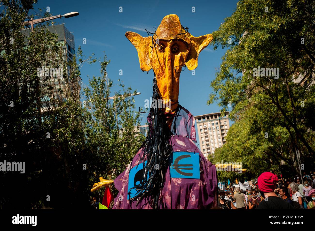 Barcellona, Spagna. 19 Settembre 2021. 19 settembre 2021, Barcellona, Spagna: Una bambola di cartone passa tra i manifestanti durante una dimostrazione contro l'espansione dell'aeroporto di Barcellona. Il piano di espansione dell'aeroporto El Prat di Barcellona è stato contrastato dagli ambientalisti che avvertono contro la distruzione del parco naturale del delta del Llobregat e l'aumento delle emissioni di carbonio. Credit: Jordi Boixareu/Alamy Live News Foto Stock