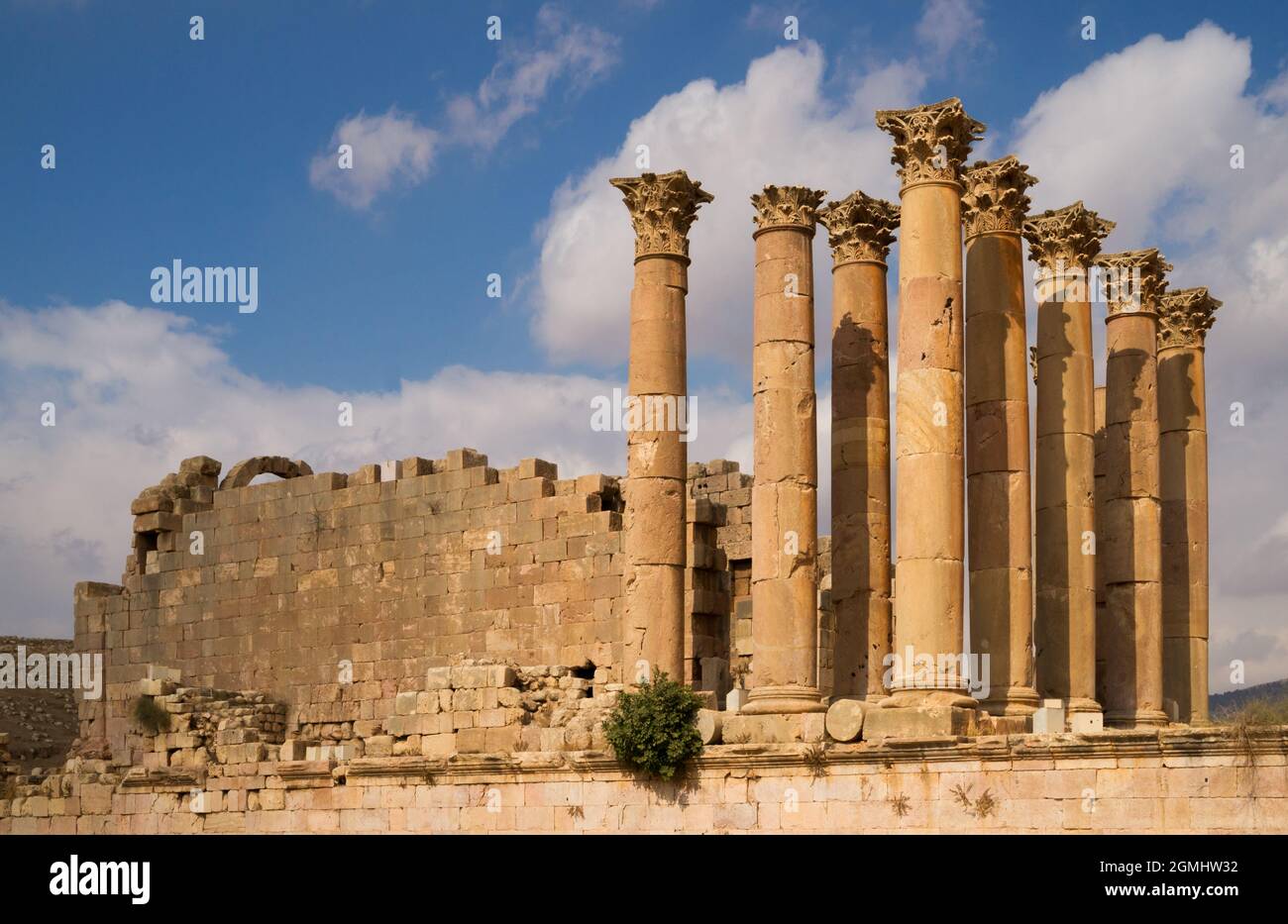 Resti di un tempio romano nell'antica città di Jerash Foto Stock