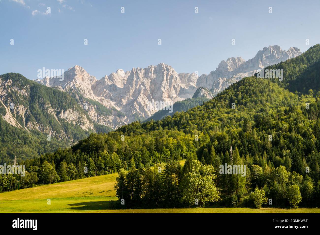 Vista sulle Alpi Giulie che includono il Monte Triglav, la montagna più alta e simbolo nazionale della Slovenia, dalla regione di Kranjska Gora. Le montagne di t Foto Stock