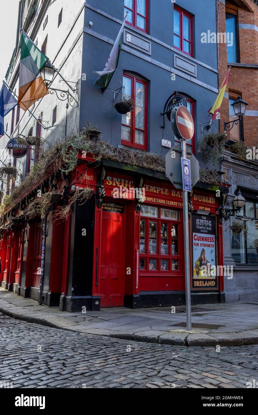 DUBLINO, IRLANDA - 21 marzo 2021: Dublino, Irlanda, un colpo di strada di un tempio chiuso con una porta rossa e una cornice finestra Foto Stock