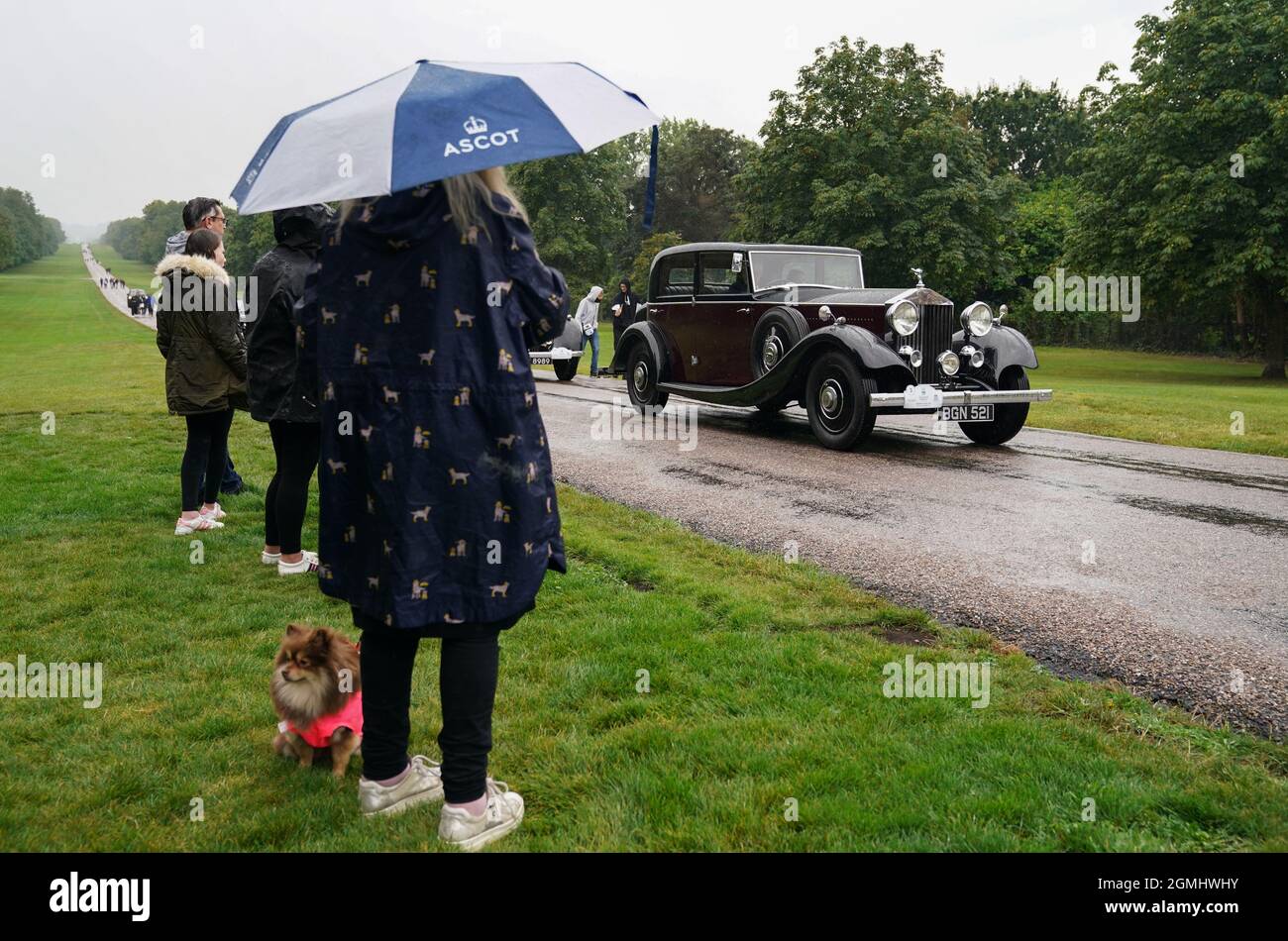 Un Rolls-Royce 1934 si unisce ad altre auto classiche appartenenti ai membri dell'International Club for Rolls Royce e agli appassionati di Bentley mentre si dirigono verso il Long Walk durante una parata scortata attraverso il Great Park fino al Castello di Windsor in aiuto del Prince Philip Trust Fund. Data foto: Domenica 19 settembre 2021. Foto Stock