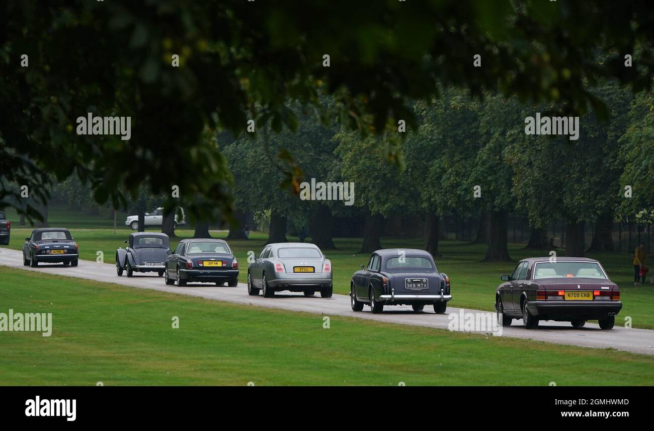 Le auto classiche appartenenti ai membri dell'International Club for Rolls Royce e gli appassionati di Bentley si dirigono verso il Long Walk durante una sfilata guidata attraverso il Great Park fino al Castello di Windsor in aiuto del Prince Philip Trust Fund. Data foto: Domenica 19 settembre 2021. Foto Stock