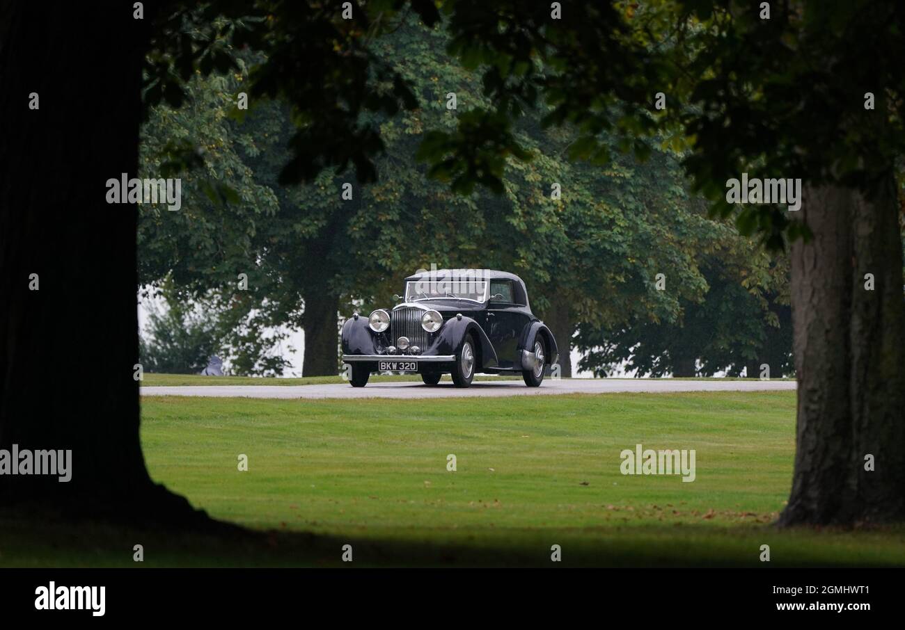 A 1937 Bentley si unisce ad altre auto classiche appartenenti all'International Club for Rolls Royce e agli appassionati di Bentley mentre si dirigono verso il Long Walk durante una sfilata con accompagnatore attraverso il Great Park fino al Castello di Windsor in aiuto del Prince Philip Trust Fund. Data foto: Domenica 19 settembre 2021. Foto Stock