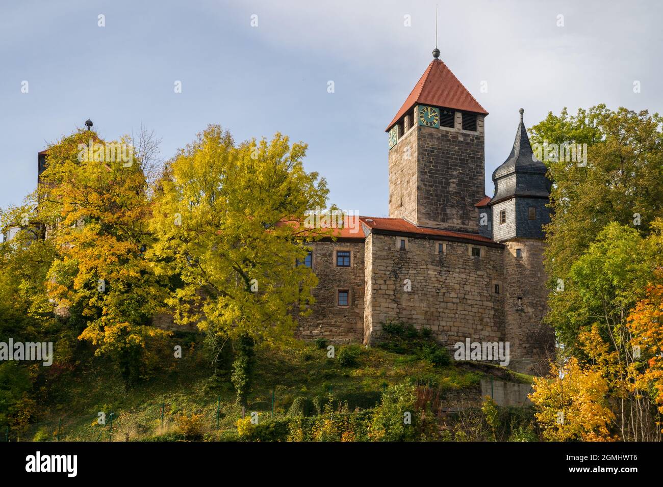 Il ben conservato Castello di Elgersburg, nelle vicinanze di Ilmenau, nel cuore della Turingia, risale al 1088. Foto scattata in autunno in un pomeriggio soleggiato Foto Stock
