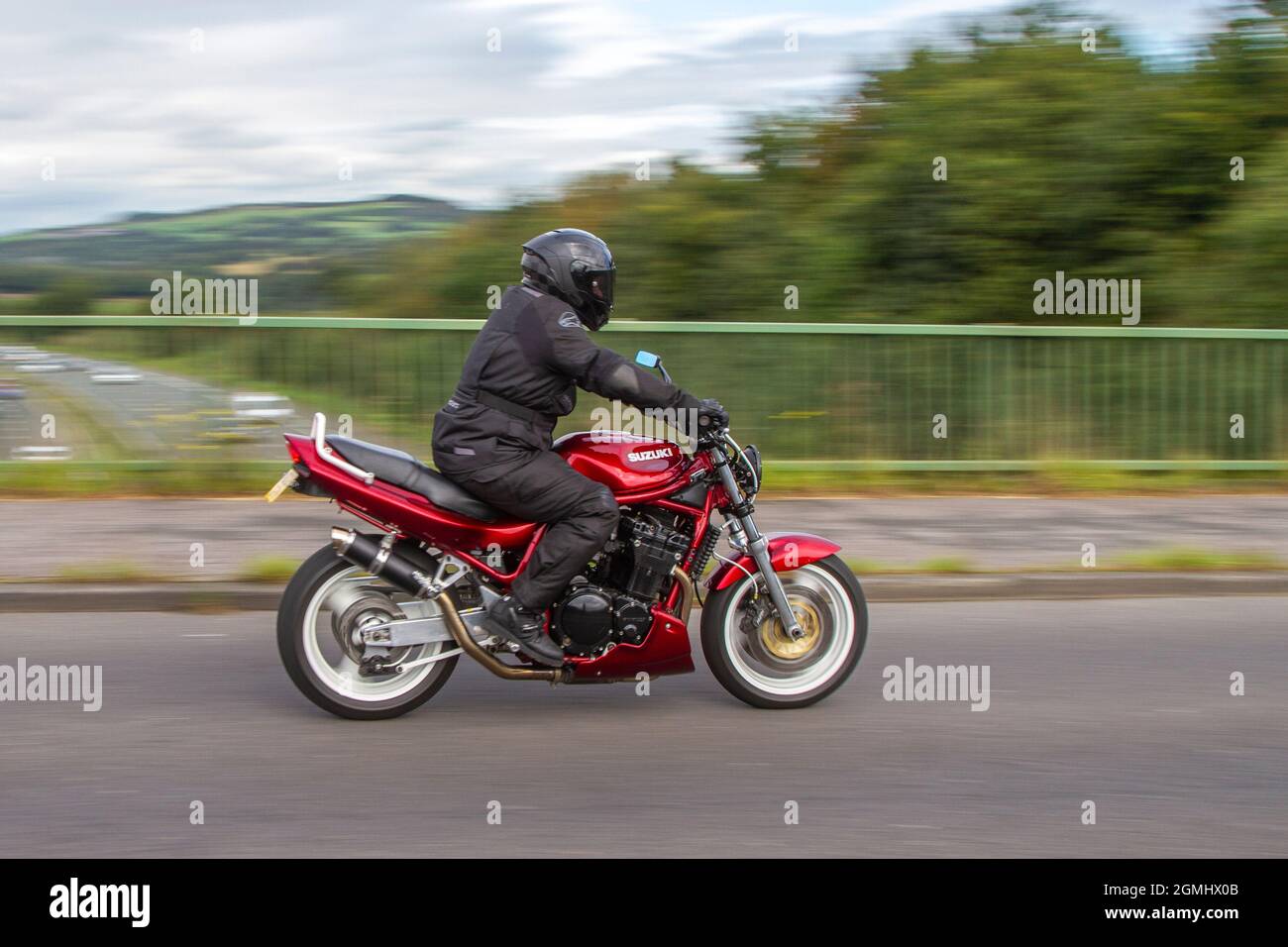 1996 90s anni '90 Red Suzuki BANDIT 1200 attraversando il ponte autostradale a Manchester, Regno Unito Foto Stock