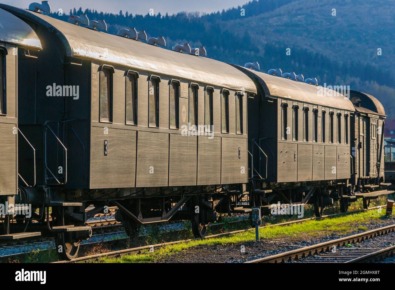 Vintage pullman passeggeri a un lato di fronte alle colline al sole della sera Foto Stock