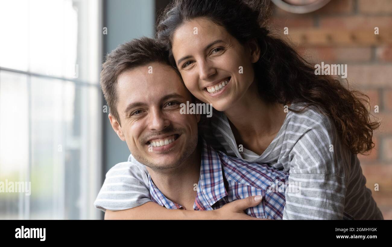 Testa ritratto girato di sorridente bella amorosa coppia sincera di famiglia. Foto Stock