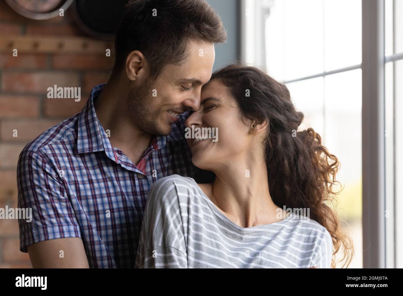 Felice affettuoso giovane ispano amorevole coppia di famiglia mostrando sentimenti teneri. Foto Stock