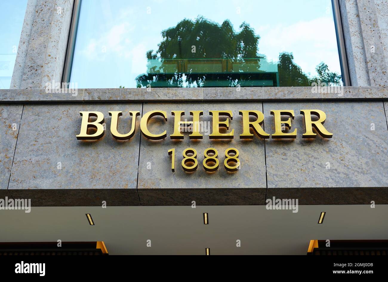 Insegna del negozio del tradizionale gioielliere svizzero „Bucherer“ (fondato nel 1888) a Königsallee, Düsseldorf in Germania. Foto Stock
