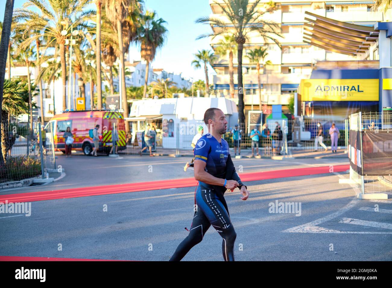 Marbella, Malaga 19 settembre 2021, i corridori nelle mute dell'Ironman 70.3 a Marbella corrono verso le moto Foto Stock