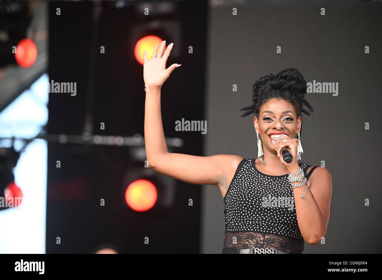 18 settembre 2021, Leeds, South Yorkshire, U.K: Sister Sledge Performing at , Lets Rock 80s , Leeds , UK , 18.09.2021 (Credit Image: © Robin Burns/ZUMA Press Wire) Foto Stock