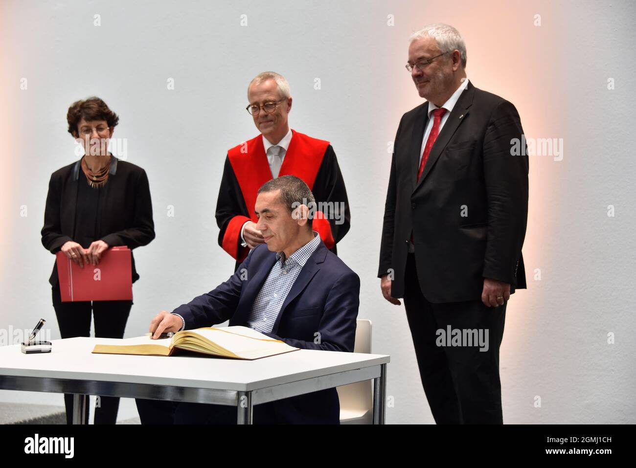 Colonia, Germania. 17 settembre 2021. I medici Ugur Sahin e Özlem Türeci, Gereon Fink, Decano della Facoltà di Medicina dell'Università di Colonia e Axel Freimuth, Rettore dell'Università di Colonia, l-r, Colonia onora i fondatori della Biontech nel Municipio. I due ricercatori firmano il Libro d'Oro della città e l'Università di Colonia assegna loro dottorati onorari. Credit: Horst Galuschka/dpa/Alamy Live News Foto Stock