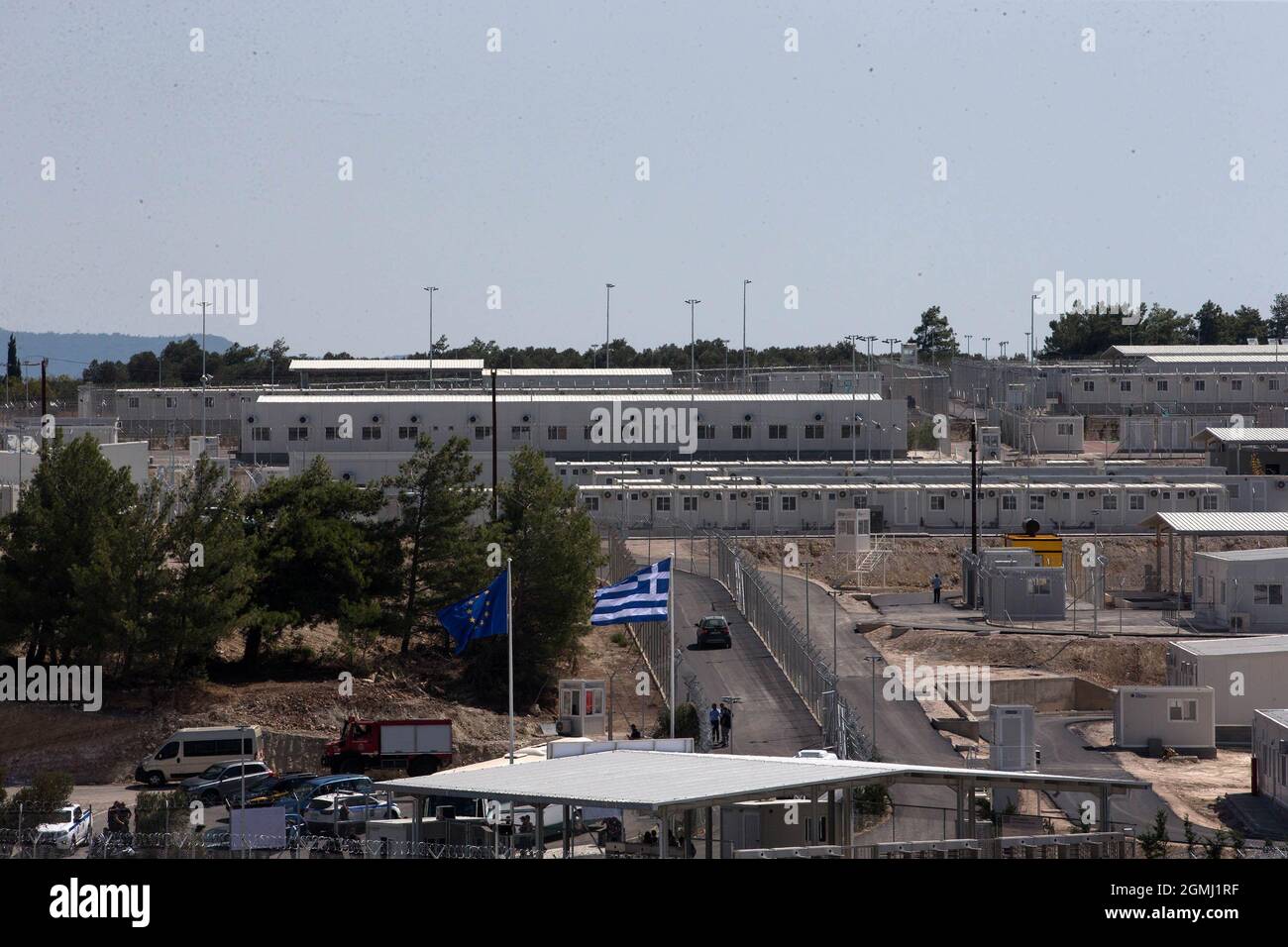 (210919) -- SAMOS, 19 settembre 2021 (Xinhua) -- Foto scattata il 18 settembre 2021 mostra una visione del nuovo campo di accoglienza e di identificazione per i richiedenti asilo sull'isola di Samos, in Grecia. Sabato la Grecia ha inaugurato un nuovo tipo di campo chiuso di accoglienza controllata e di identificazione per i richiedenti asilo nella periferia della città di Vathy, sull'isola di Samos, con l'obiettivo di migliorare le condizioni per i rifugiati, i migranti e le comunità locali. (Xinhua/Marios Lotos) Foto Stock