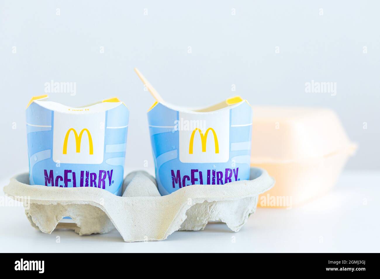 Gelato Mcflurry e snack box su sfondo bianco. Consegna al McCafe. Fast food, ristorante McDonalds. Gelato da asporto Foto Stock
