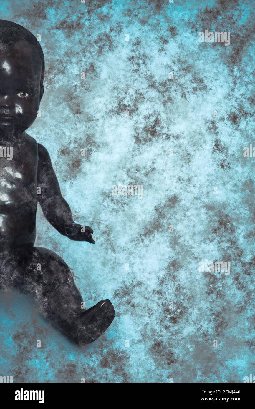 primo piano della bambola nera su sfondo sporco Foto Stock