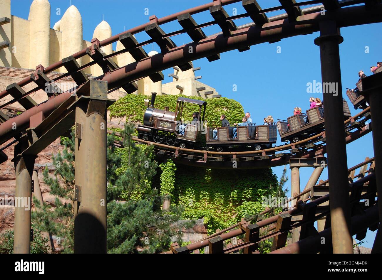 Montagne russe nel parco divertimenti Phantasialand a Brühl, Germania Foto Stock