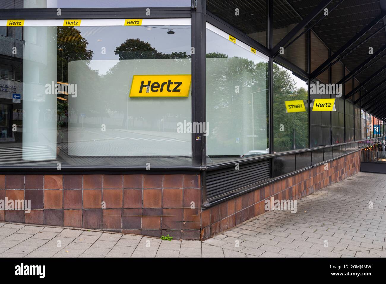 Oslo, Norvegia. Settembre 2021. Filiale della compagnia di noleggio auto Hertz nel centro della città Foto Stock