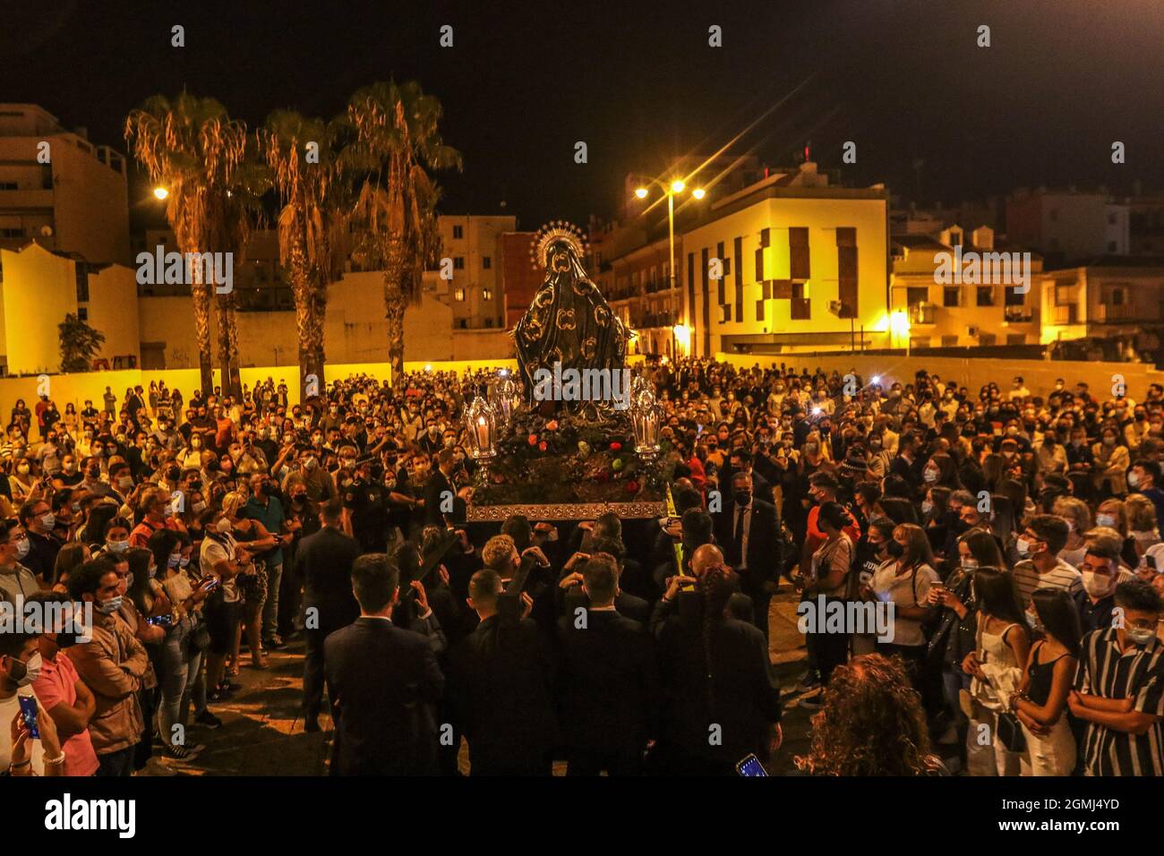 19 settembre 2021: 19 settembre 2021 (Malaga) intorno alle sei del mattino di domenica 19, il Soledad de San Pablo lasciò la chiesa di San Pablo alla Cattedrale su semplici passaggi pedonali con capacità per una dozzina di portieri. Il suo trasferimento è il motivo della mostra che verrà inaugurata nella Chiesa della Santa Cattedrale di Malaga per il centenario della sua creazione (Credit Image: © Lorenzo Carnero/ZUMA Press Wire) Foto Stock