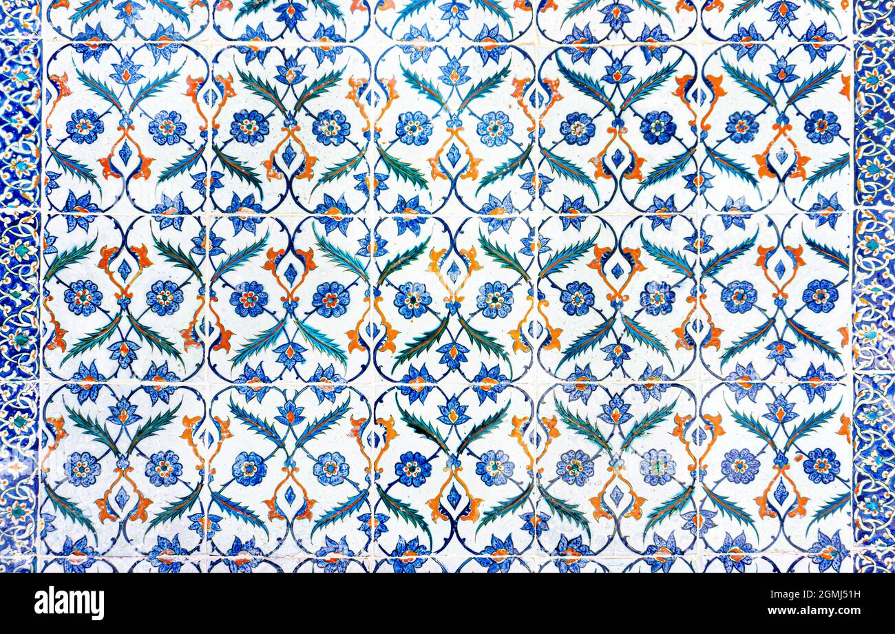 Decorazione a parete con motivi floreali vintage in ceramica Foto Stock