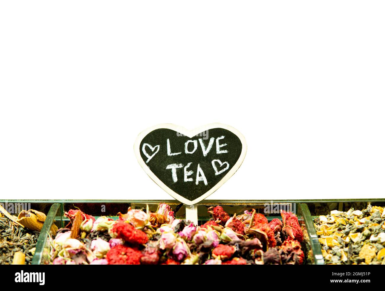 Insegna LOVE TEA a forma di cuore su un banco da tè isolato su bianco Foto Stock