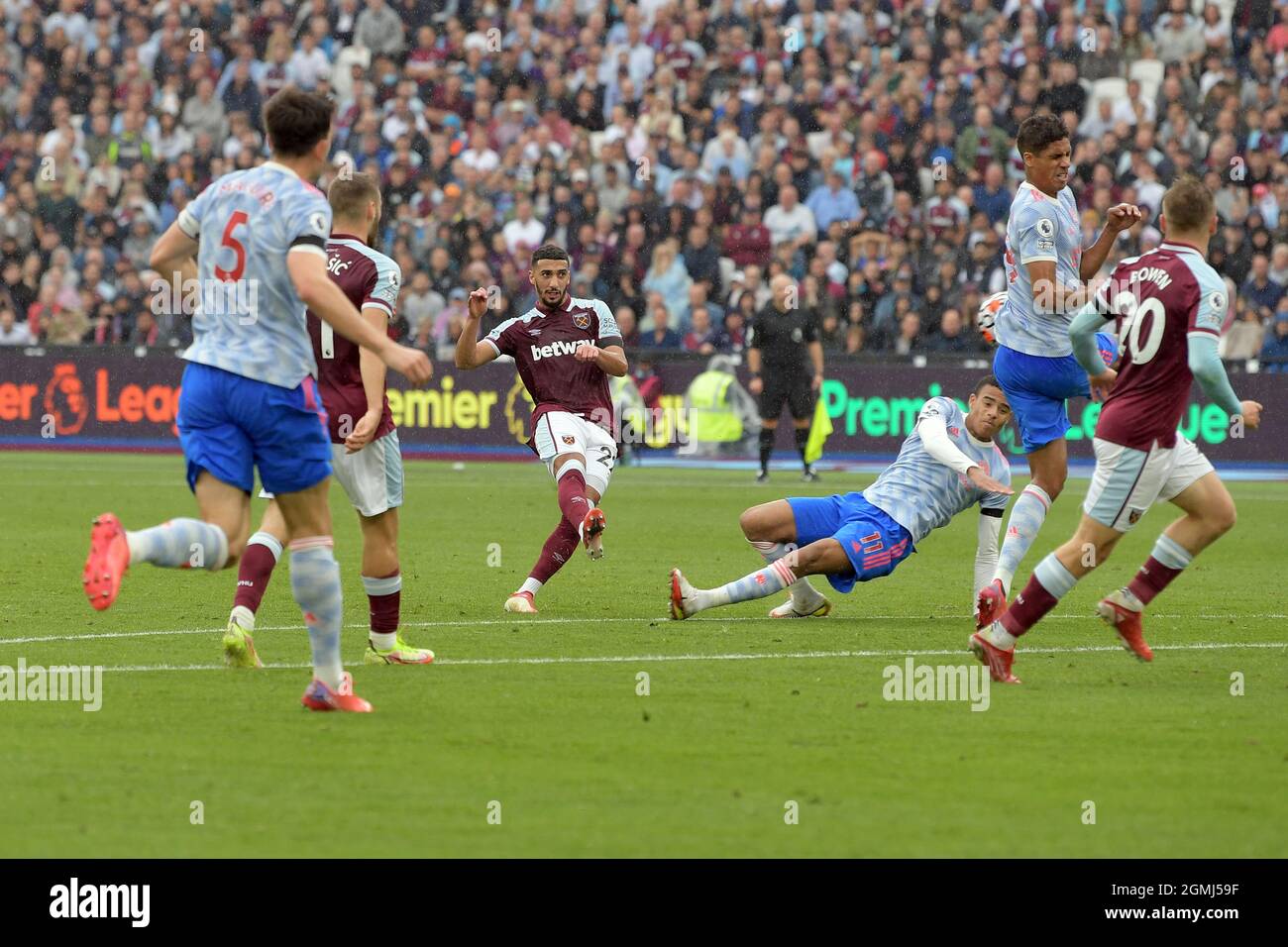 Londra, Regno Unito. 19 Settembre 2021. GOAL Said Benrahma of West Ham Utd apre il punteggio durante la partita West Ham vs Manchester Utd Premier League al London Stadium Stratford. Solo per uso editoriale, licenza richiesta per uso commerciale. Nessun utilizzo in scommesse, giochi o pubblicazione di un singolo club/campionato/giocatore. Credit: MARTIN DALTON/Alamy Live News Foto Stock