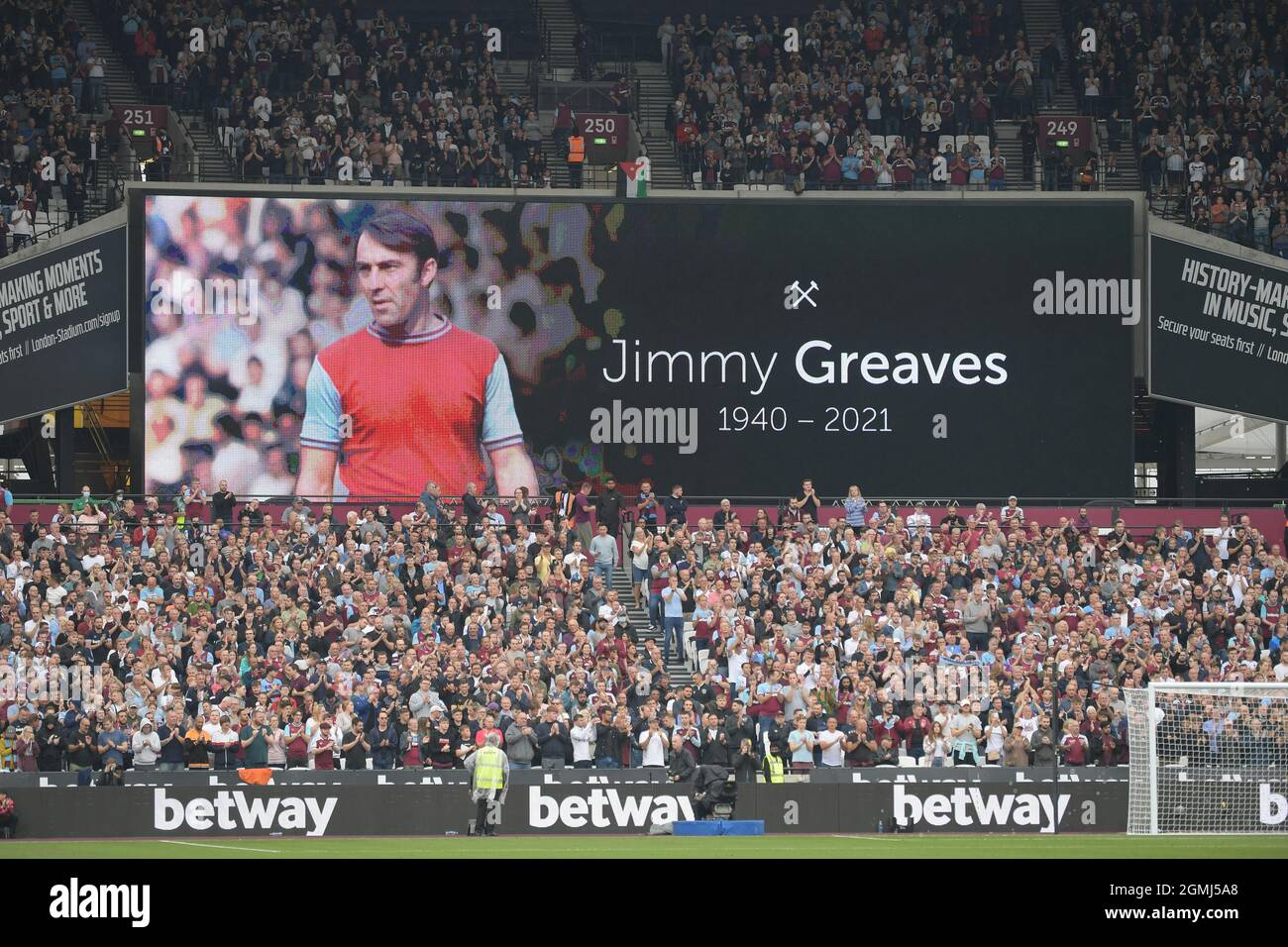 Londra, Regno Unito. 19 Settembre 2021. Omaggio a Jimmy Greaves durante la partita West Ham vs Manchester Utd Premier League al London Stadium Stratford. Solo per uso editoriale, licenza richiesta per uso commerciale. Nessun utilizzo in scommesse, giochi o pubblicazione di un singolo club/campionato/giocatore. Credit: MARTIN DALTON/Alamy Live News Foto Stock