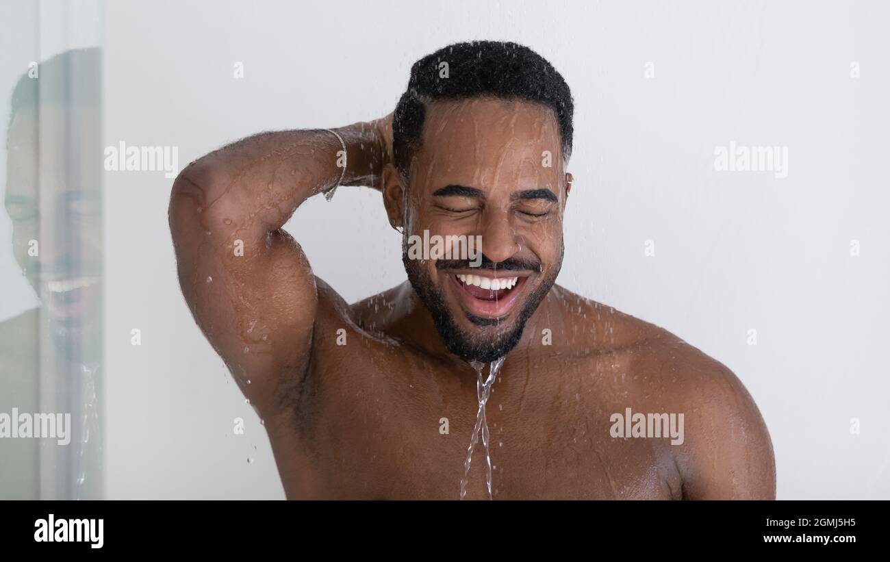 Testa ritratto uomo africano prendere doccia Foto Stock