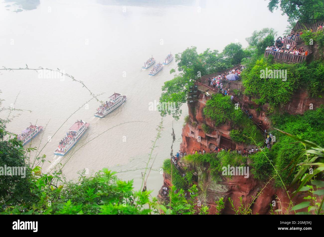 Giugno 24, 2018. Leshan, Cina. Guardando verso il basso le barche turistiche e a piedi i gradini all'interno della grande area panoramica del buddha di leshan in sich Foto Stock