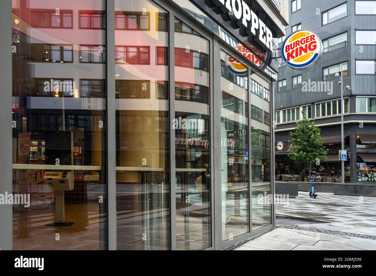 Oslo, Norvegia. Settembre 2021. Il cartello Burger King su una strada nel centro della città Foto Stock