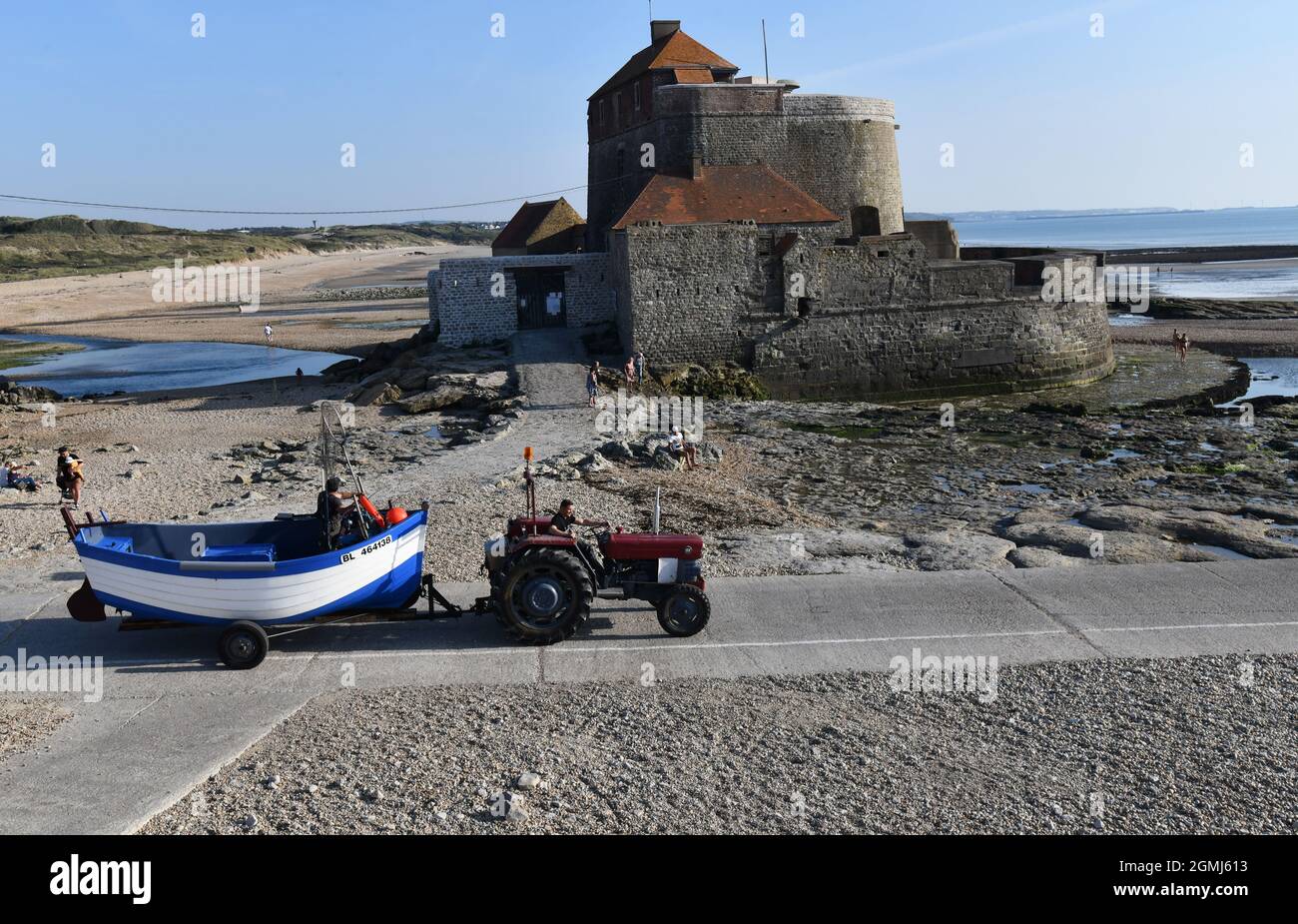 Trattore Fishermans sulla spiaggia di Ambleteuse, Francia settentrionale. Fort d' Ambleteuse chiamato anche Forte Vauban o Fort Mahon situato sulla costa nel P. Foto Stock
