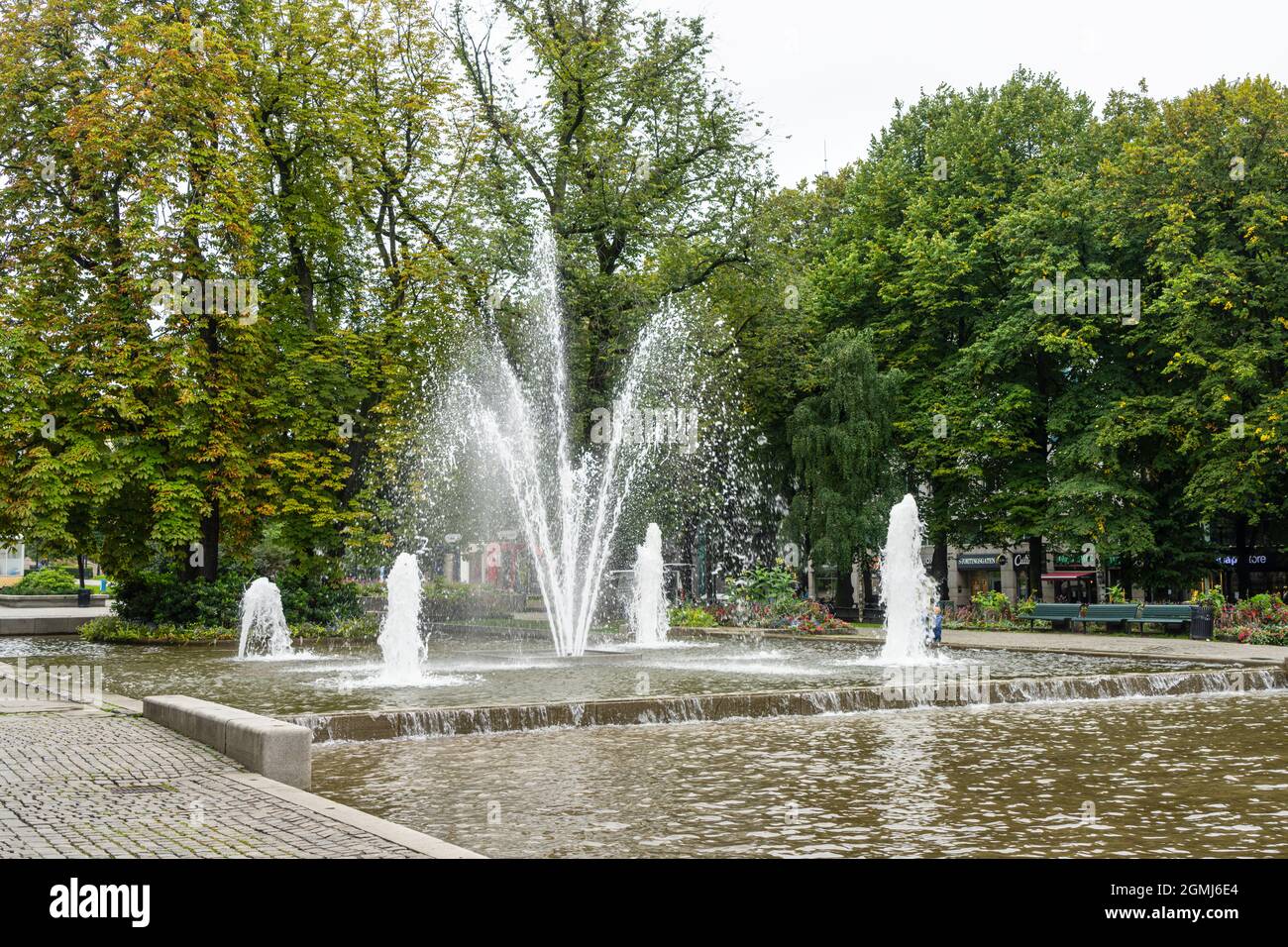 Oslo, Norvegia. Settembre 2021. La fontana nel centro della piazza Eidsvolls nel centro della città Foto Stock