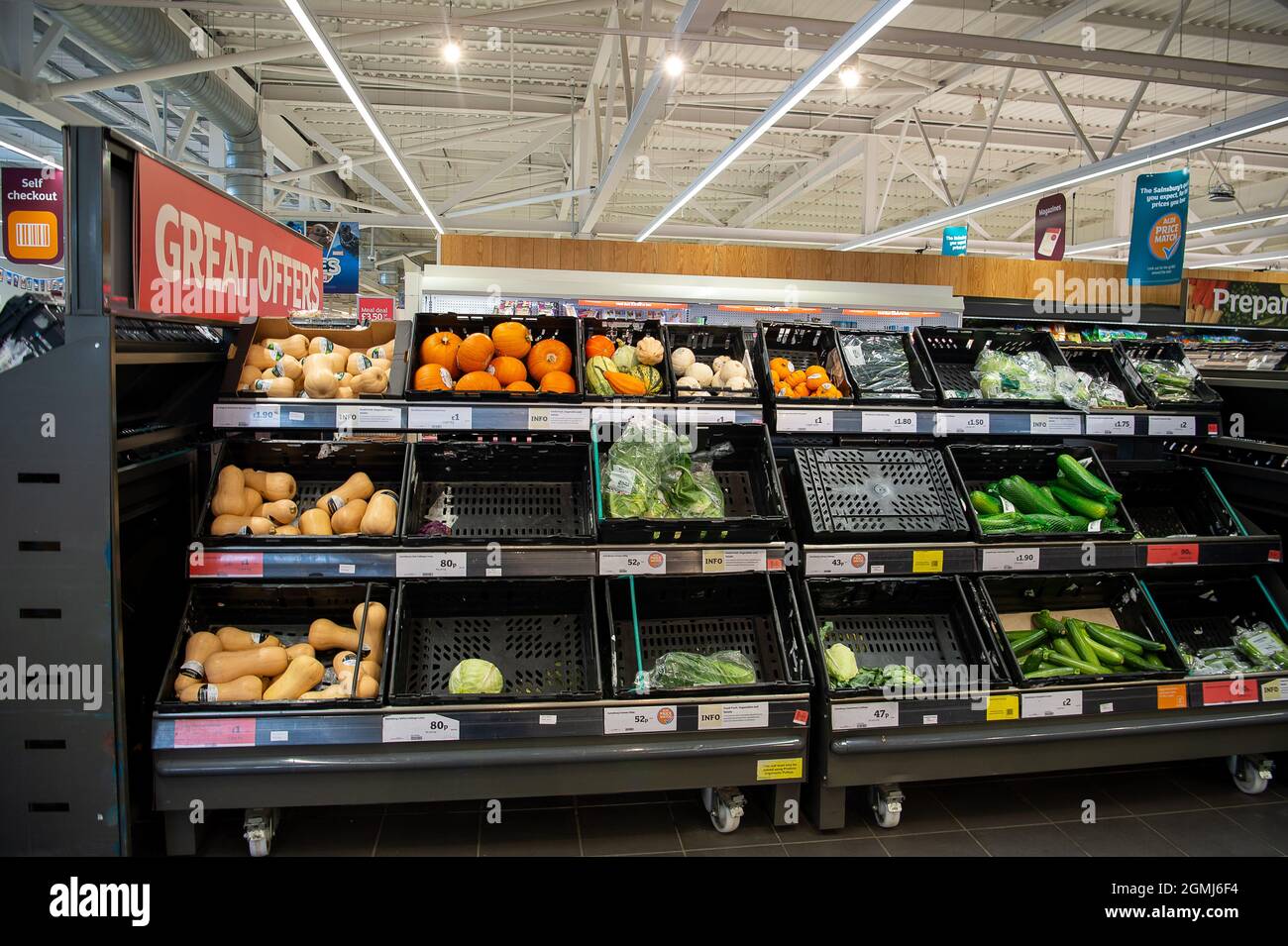 Taplow, Regno Unito. 19 Settembre 2021. Sainsbury's Supermarket aveva una buona scorta di cibo nel loro negozio oggi. Alcune linee sono ancora influenzate da problemi della catena di approvvigionamento, tra cui acqua in bottiglia e bevande gassate come la cola a causa di una carenza di anidride carbonica. Ciò può portare a una caratura nei supermercati, in quanto gli animali sono storditi prima di essere macellati con anidride carbonica. Credit: Maureen McLean/Alamy Live News Foto Stock