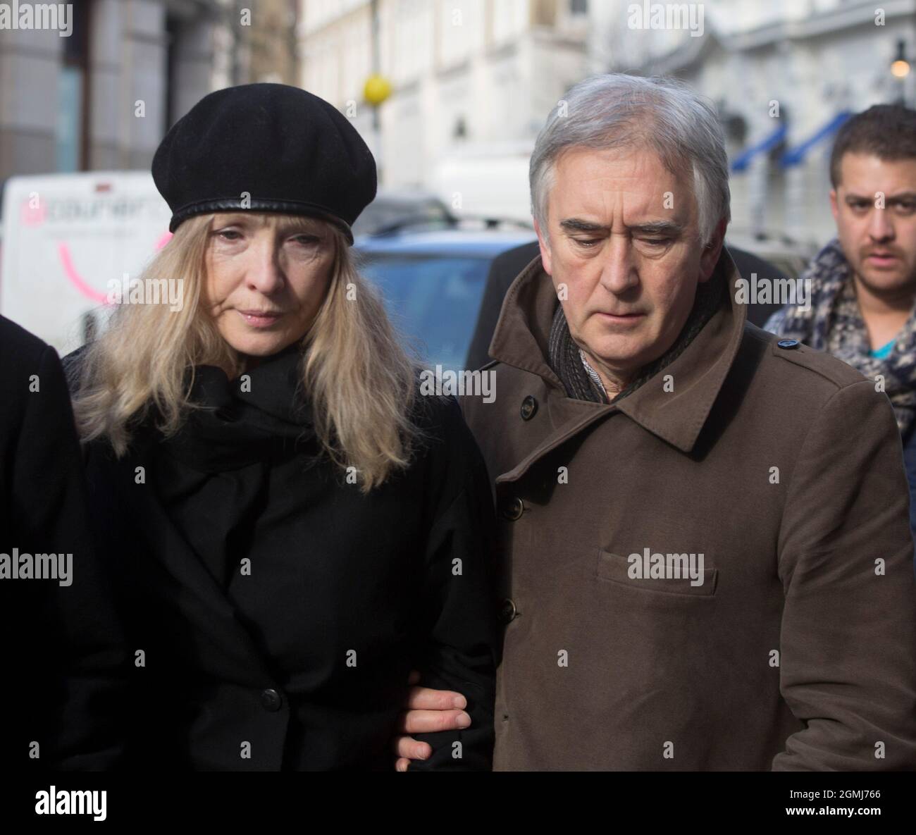 PIC mostra: Dennis Lawson - attore con la famosa attrice Lindsay Duncan Funeral di Roger Lloyd-Pack - 'Trigger' da solo Fools e cavalli. Lutto ar Foto Stock