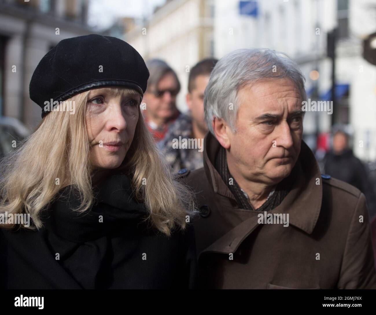 PIC mostra: Dennis Lawson - attore con la famosa attrice Lindsay Duncan Funeral di Roger Lloyd-Pack - 'Trigger' da solo Fools e cavalli. Cordoglio arr Foto Stock