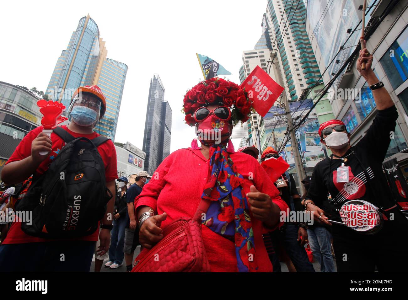 Un protester che indossa una maschera facciale, Enormi occhiali da sole e rose rosse sulla testa si vedono ballare durante una dimostrazione di auto mob.più di 1,000 auto e moto parti da Asoke intersezione in forte pioggia per prendere parte a un rally 'car mob' impostato per vento attraverso le strade della capitale in un'altra offerta a. il primo ministro dell'oust Prayut Chan-o-cha. La manifestazione si è svolta in concomitanza con il 15° anniversario del colpo di stato del 19 settembre 2006 che ha estromesso il primo Ministro Thaksin Shinawatra. A ciò seguì il colpo di stato del 22 maggio 2014 che segnò l'inizio della lunga premiazione di Gen Prayut Chan-o-cha Foto Stock