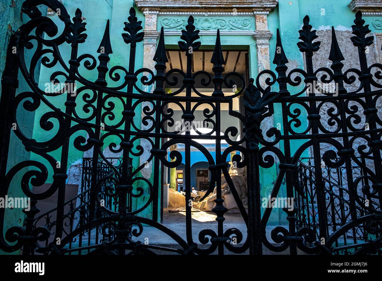 Porta ornamentale in ferro all'esterno di un edificio a Mérida, Messico Foto Stock